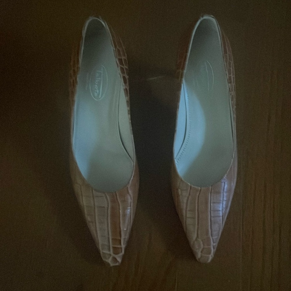 Tan snake skin Talbot heels shoe.